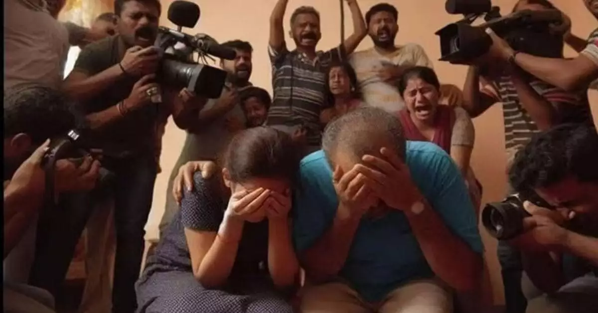 തട്ടിക്കൊണ്ടുപോയ കുട്ടിയുടെ മാതാപിതാക്കളെ മാധ്യമ പ്രവർത്തകർ വളയുന്നു എന്നു തോന്നിക്കും വിധം തയാറാക്കപ്പെട്ട വ്യാജ ഫോട്ടോ.