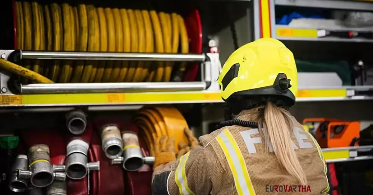 major blaze causes extensive damage to vehicles and warehouse in cork industrial park (2)