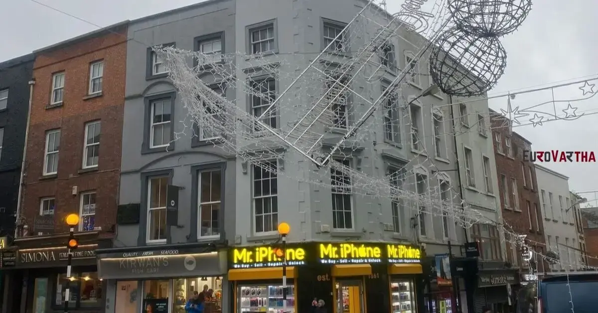 falling masonry collapses christmas lights, closes major drogheda junction.